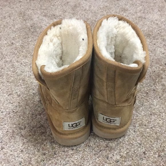 UGG  girls boots chestnut color button on side - Picture 2 of 7
